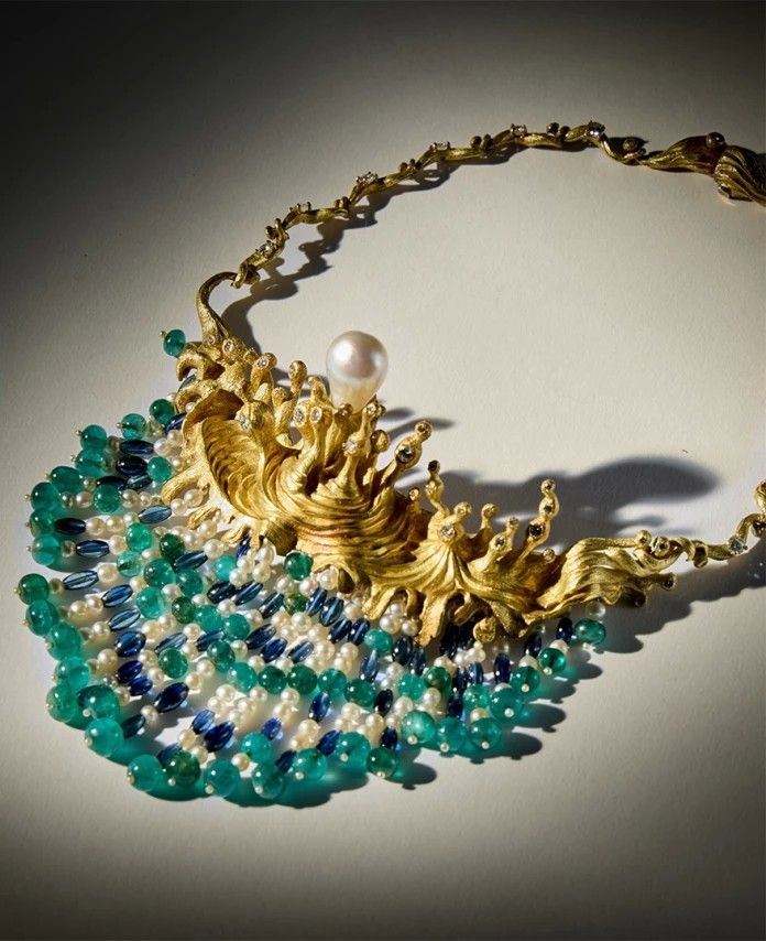 Ожерелье Swirling Sea, разработанное Сальвадором Дали, из 18-каратного золота с сапфировыми и изумрудными бусинами, жемчугом и бриллиантами, оценка: 350 000–585 000 долларов 