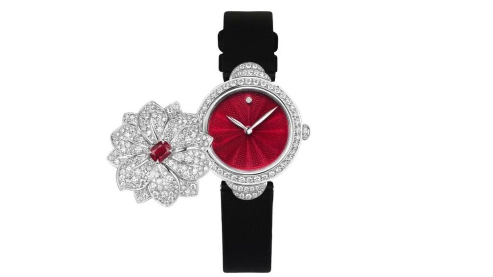 Часы с секретом Sword-Lily из коллекции Jewels by Nature с мозамбикским рубином огранки кушон и бриллиантами в белом золоте 