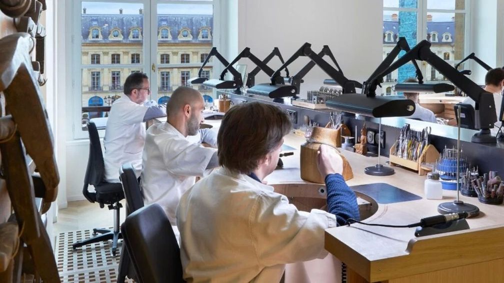 Мастера в ювелирной мастерской Chaumet