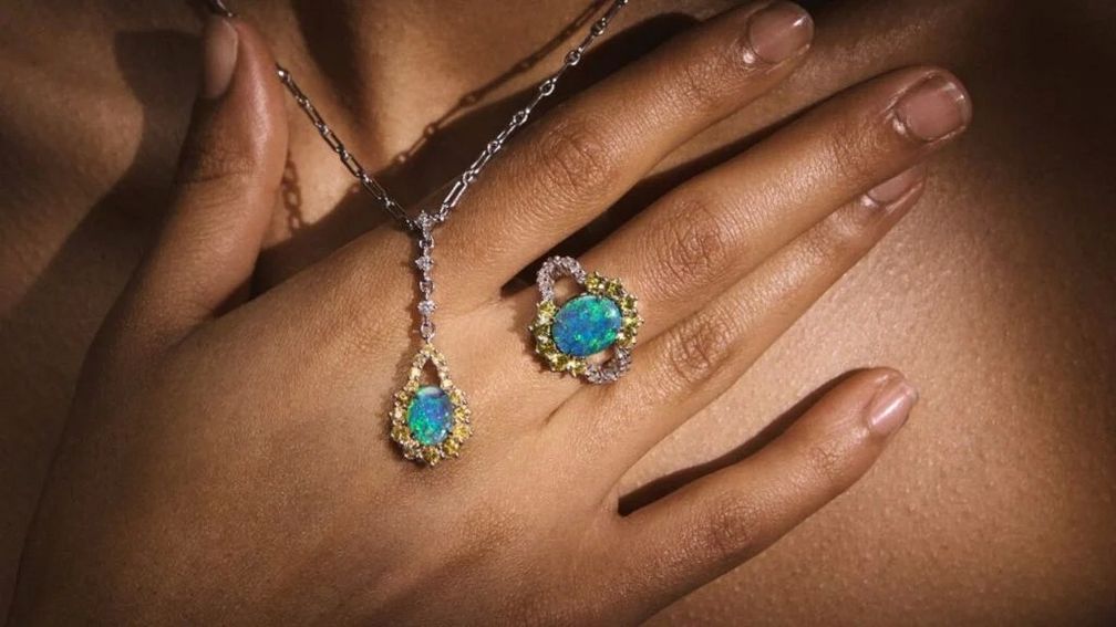 Ожерелье и кольцо от Cheal Opal из платины с черным опалом, бриллиантами и желтыми сапфирами 