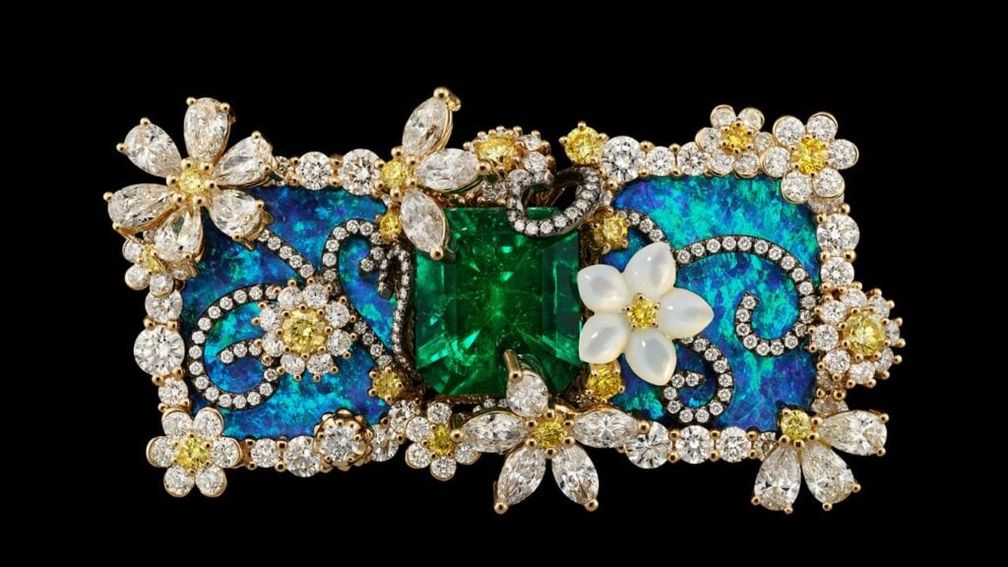 Изделие из коллекции Diorexquis от Dior с опалами, бриллиантами и изумрудом