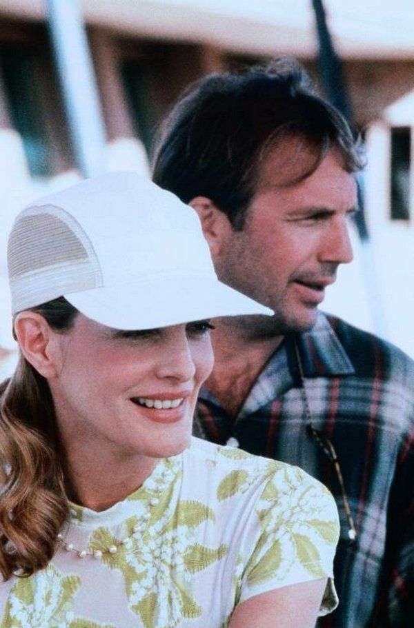 Рене Руссо и Кевин Костнер в фильме 1996 года "Жестяной кубок"