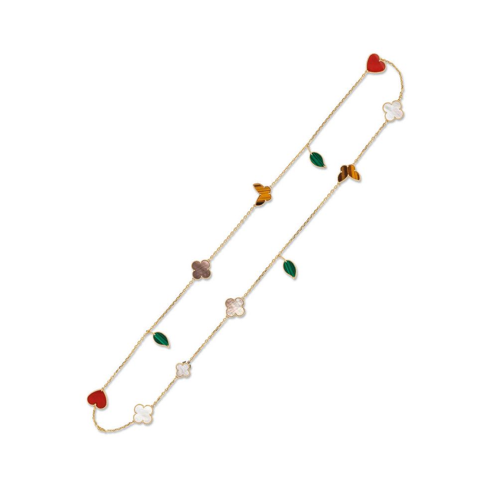 Ожерелье Lucky Alhambra от Van Cleef & Arpels с перламутром, ониксом, малахитом, тигровым глазом и сердоликом, оценочная стоимость: 23 000 долларов Ожерелье Lucky Alhambra от Van Cleef & Arpels с перламутром, ониксом, малахитом, тигровым глазом и сердоликом, оценочная стоимость: 23 000 долларов