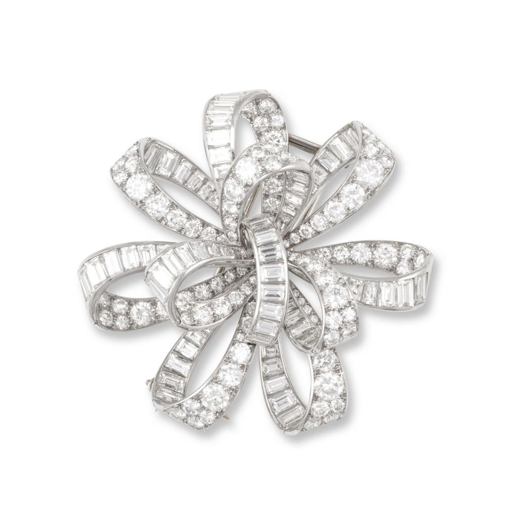 Брошь-зажим Rubans от Van Cleef & Arpels (около 1937 года) из 18-каратного золота и платины с бриллиантами, оценка: 17 000–29 000 долларов США Брошь-зажим Rubans от Van Cleef & Arpels (около 1937 года) из 18-каратного золота и платины с бриллиантами, оценка: 17 000–29 000 долларов США