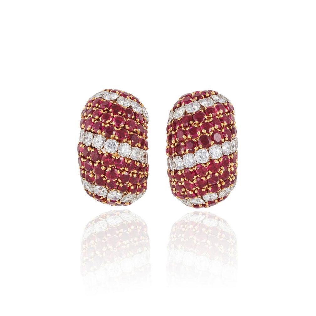 Клипсы Heritage Pelouse от Van Cleef & Arpels (около 1965 года) из 18-каратного золота и платины с рубинами и бриллиантами, оценка: 17 000–29 000 долларов США Клипсы Heritage Pelouse от Van Cleef & Arpels (около 1965 года) из 18-каратного золота и платины с рубинами и бриллиантами, оценка: 17 000–29 000 долларов США