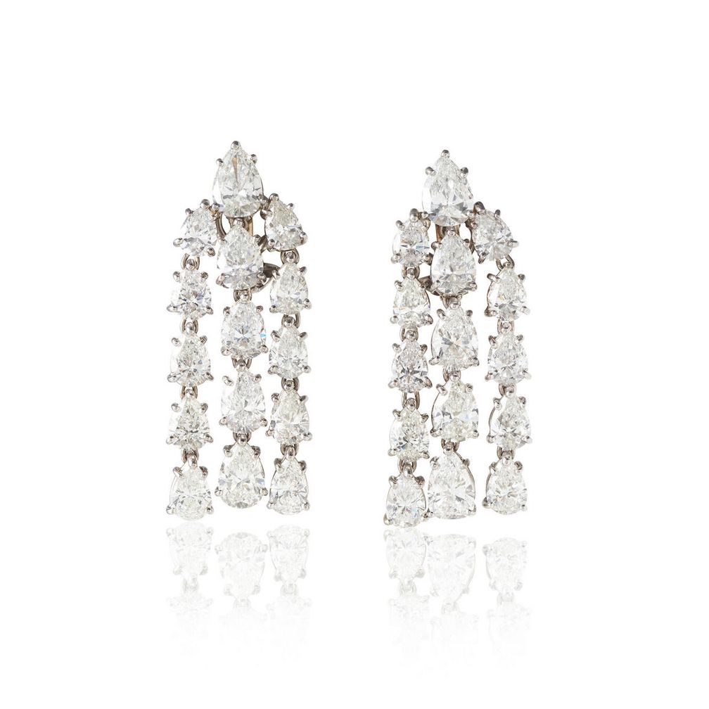 Серьги-люстры из 18-каратного золота с бриллиантами грушевидной огранки, оценка: 17 000–29 000 долларов США Серьги-люстры из 18-каратного золота с бриллиантами грушевидной огранки, оценка: 17 000–29 000 долларов США