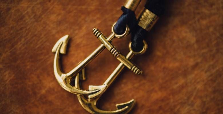 Украшения для моряков и капитанов: стандартные и необычные идеи