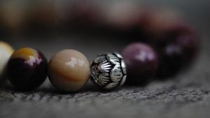 Украшения для любителей йоги: стандартные и необычные идеи