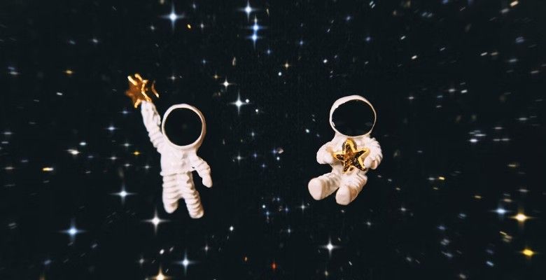 Украшения для пилотов и фанатов неба: стандартные и необычные идеи