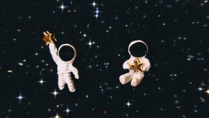 Украшения для пилотов и фанатов неба: стандартные и необычные идеи Украшения для пилотов и фанатов неба: стандартные и необычные идеи