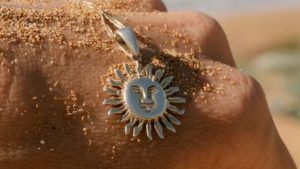 Украшения для астрономов и любителей космоса: стандартные и необычные идеи