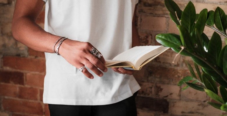 Украшения для книголюбов стандартные и необычные идеи