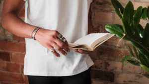 Украшения для книголюбов стандартные и необычные идеи