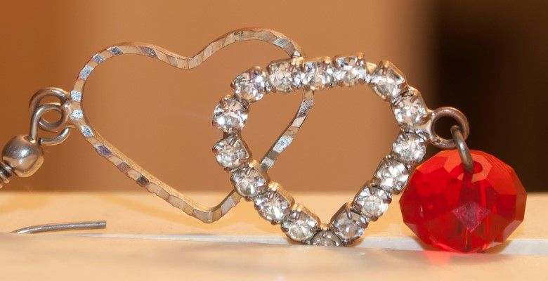 Какие украшения выбрать на празднование рубиновой годовщины свадьбы (40 лет)?