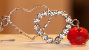 Какие украшения выбрать на празднование рубиновой годовщины свадьбы (40 лет)?