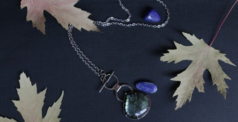 Украшения для любителей магии и эзотерики: стандартные и необычные идеи