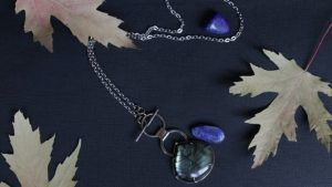 Украшения для любителей магии и эзотерики: стандартные и необычные идеи