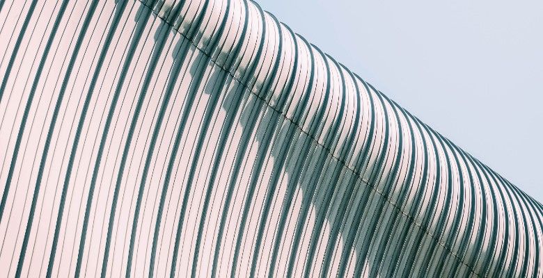 Какие украшения выбрать на празднование алюминиевой годовщины свадьбы (37,5 лет)?