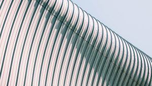 Какие украшения выбрать на празднование алюминиевой годовщины свадьбы (37,5 лет)?