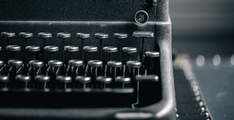 Украшения для писателей и поэтов: стандартные и необычные идеи