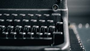 Украшения для писателей и поэтов: стандартные и необычные идеи