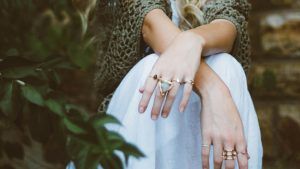 Украшения для актеров и театралов: стандартные и необычные идеи