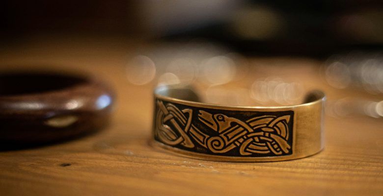 Украшения для любителей скандинавской мифологии и викингов: стандартные и необычные идеи