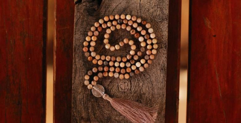 Какие украшения выбрать на празднование кедровой годовщины свадьбы (49 лет)?