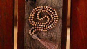 Какие украшения выбрать на празднование кедровой годовщины свадьбы (49 лет)?