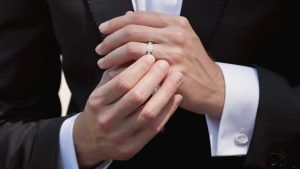 6 мужских обручальных колец, которые переосмысливают тренды, ч. 1 6 мужских обручальных колец, которые переосмысливают тренды, ч. 1