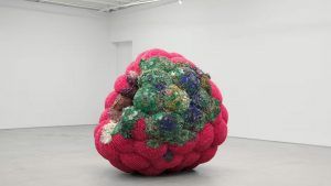 Гигантская ягода, украшенная драгоценными камнями, выставлена в Лос-Анджелесе Гигантская ягода, украшенная драгоценными камнями, выставлена в Лос-Анджелесе