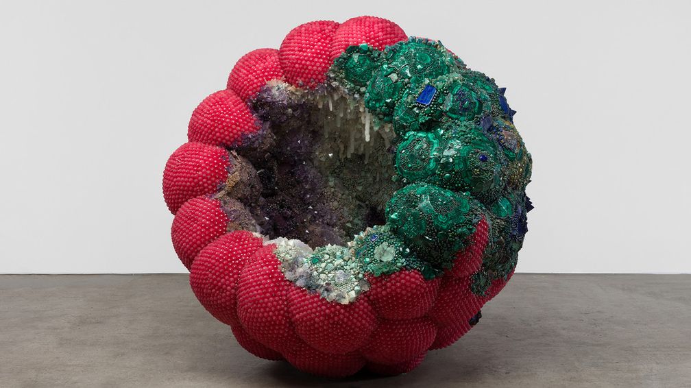 Скульптура Dreamhouse выполнена из малахита, азурита, лазурита, амазонита, авантюрина, бирюзы, хризоколлы, магнезита, хаулита, аметиста, граната, серпентина, кварца, халцедона и кварцевого сталактита, флюорита, кораллового халцедона, цеолита, ларимара, содалита, кальцита, акрила, стали, акваризина, гвоздей из нержавеющей стали и стальных штифтов на покрытом полистироле. Изображение: Лэнс Брюэр