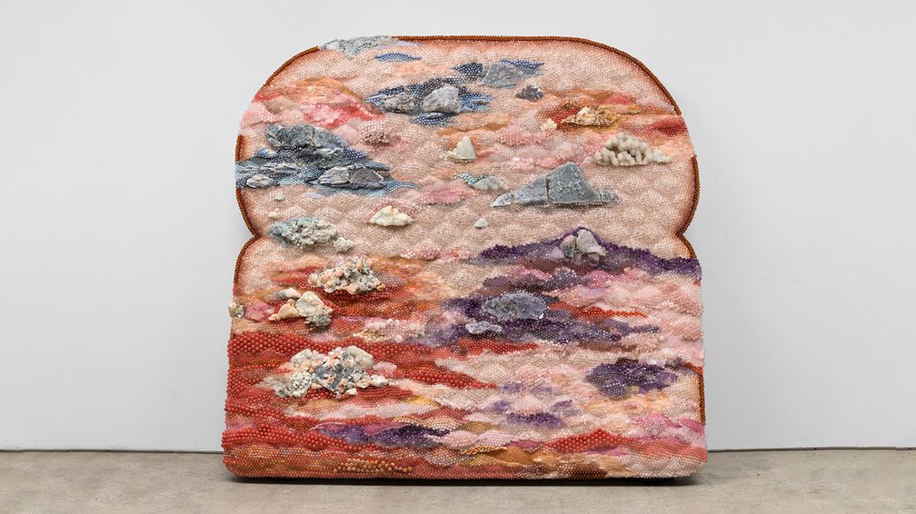 Скульптура Sunset Strip выполнена из аметиста, розового кварца, агата, кальцита, халцедона, кианита, целестина, стильбита, апофиллита, аквамарина, родонита, содалита, кварца, вишневого кварца, стекла, акрила, а также алюминиевых и стальных штифтов на покрытом полистироле. Фото: Лэнс Брюэр