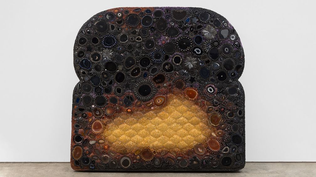 Скульптура Starstruck состоит из агата, тектита, обсидиана, аметиста, янтаря, пирита, гематита, лазурита, лавовой породы, черного кианита, дымчатого кварца, граната, сердолика, яшмы, тигрового глаза, дерева, стекла, акрила, а также алюминиевых и стальных штифтов на покрытом полистироле. Фото: Лэнс Брюэр