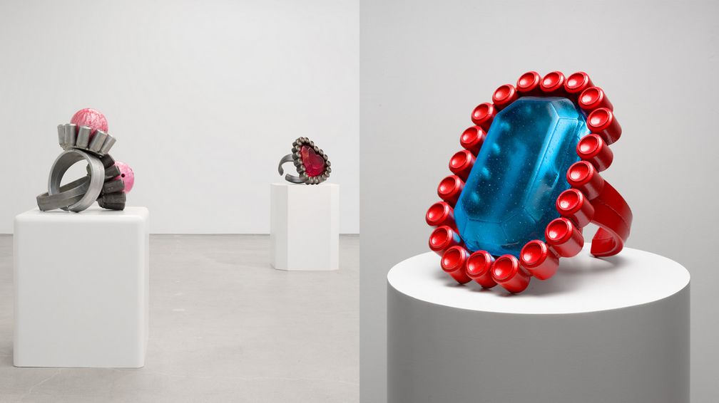 Слева: скульптуры Sweet Nothings и Heavy Heart. Фото: Джефф Маклейн. Справа: скульптура Show Pony. Фото: Лэнс Брюэр