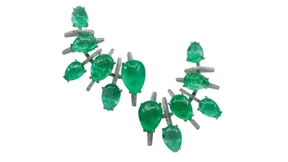 Коллекция Godna от Studio Renn вдохновлена татуировками коренных народов. Здесь представлены серьги-клипсы с колумбийскими изумрудами общим весом 33 карата и бриллиантами в паве в оправе из 18-каратного серого золота