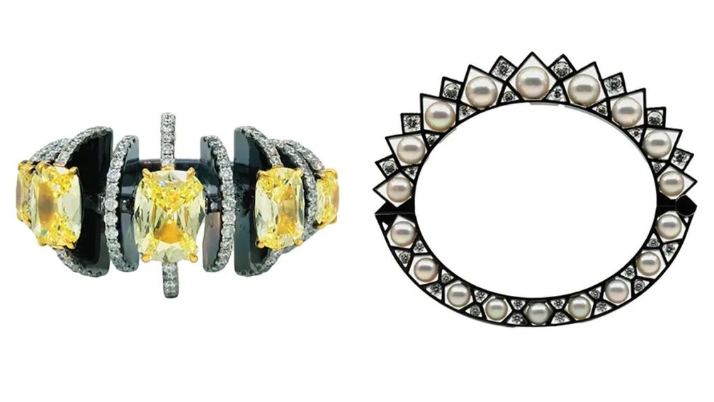 Слева направо: кольцо Godna от Studio Renn с фантазийными желтыми бриллиантами огранки старых шахт общим весом 2,66 карата и белыми бриллиантами в оправе из 18-каратного желтого и черненого золота; браслет Cacti Karela от Studio Renn с жемчугом и бриллиантами классической огранки в оправе из 18-каратного черненого золота