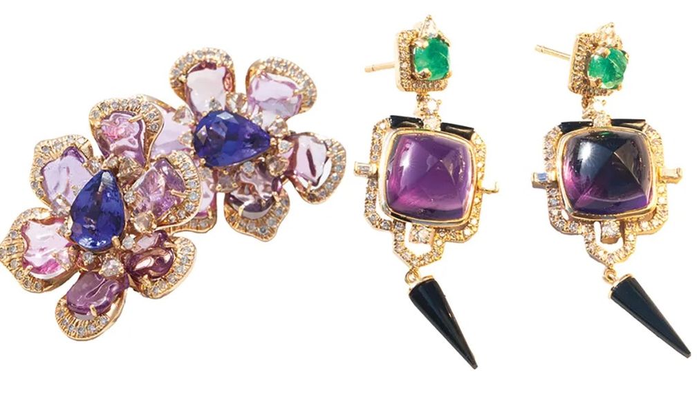  Слева направо: серьги от Tallin с танзанитами общим весом 7,90 карата, фиолетовыми сапфирами общим весом 24,24 карата и бриллиантами общим весом 2,2 карата в оправе из 18-каратного желтого золота; серьги от Tallin с аметистами общим весом 27,79 карата, изумрудами, ониксом и бриллиантами в оправе из 18-каратного желтого золота