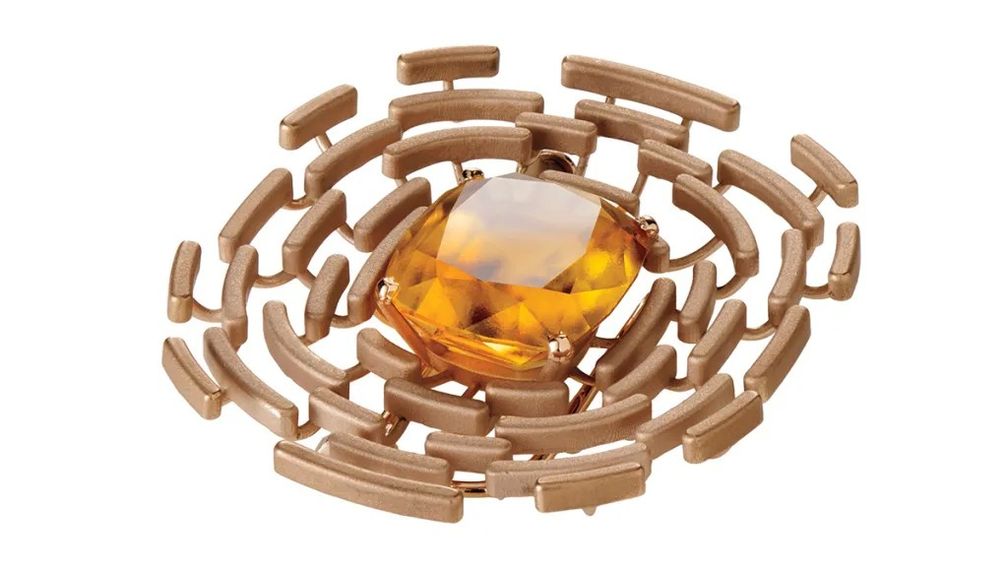 Брошь от Santi из 18-каратного матового желтого золота с желтым гранатом огранки кушон весом 17 карат