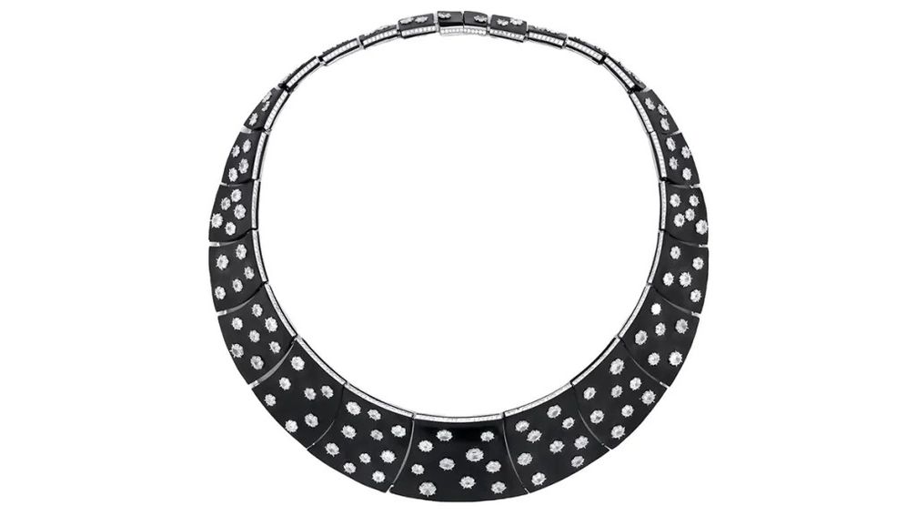 Колье от Arunashi из углеродного волокна с шестиугольными и круглыми бриллиантами