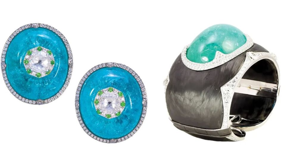 Слева направо: серьги от Arunashi из титана с бразильскими турмалинами параиба 54,13 карата, бриллиантами и демантоидами; браслет-манжета от Arunashi из углеродного волокна и 18-каратного белого золота с мозамбикским турмалином параиба 192,07 карата и бриллиантами