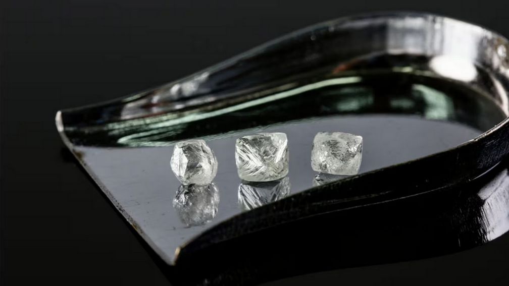 Алмазы с рудника Gahcho Kué в Северо-Западных территориях Канады. Mountain Province Diamonds управляет рудником совместно с De Beers Canada