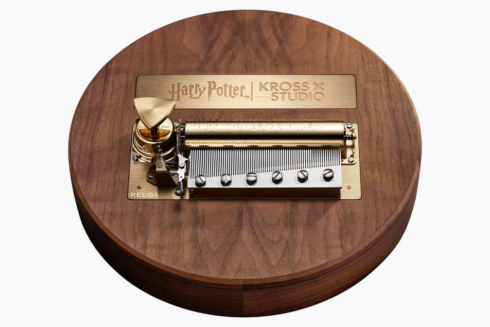 Новая музыкальная шкатулка Harry Potter от Kross Studio, созданная совместно с легендарным производителем музыкальных шкатулок REUGE, воспроизводит культовую мелодию Hedwig’s Theme