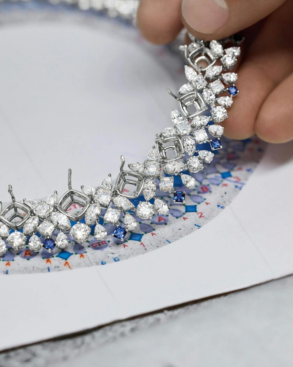 Колье с сапфирами и бриллиантами в мастерской Harry Winston