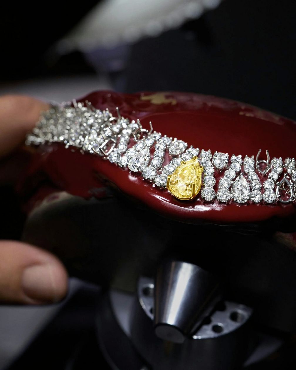 Колье с желтыми бриллиантами в мастерской Harry Winston