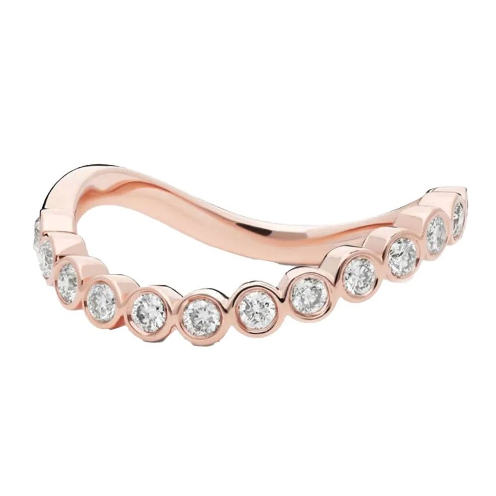 Обручальное кольцо Sculptural Waves от James Allen из 14-каратного розового золота с круглыми бриллиантами в оправе безель