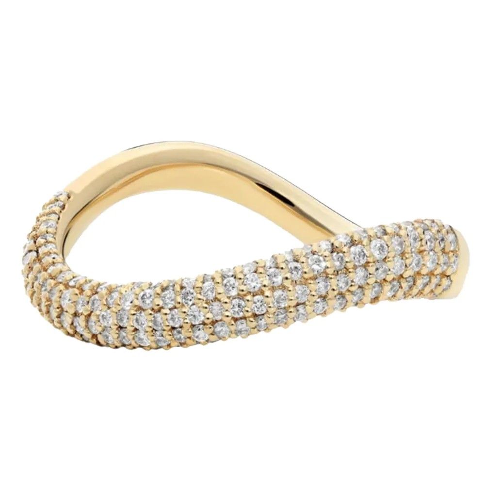 Обручальное кольцо Sculptural Waves от James Allen из 14-каратного желтого золота с бриллиантами в паве