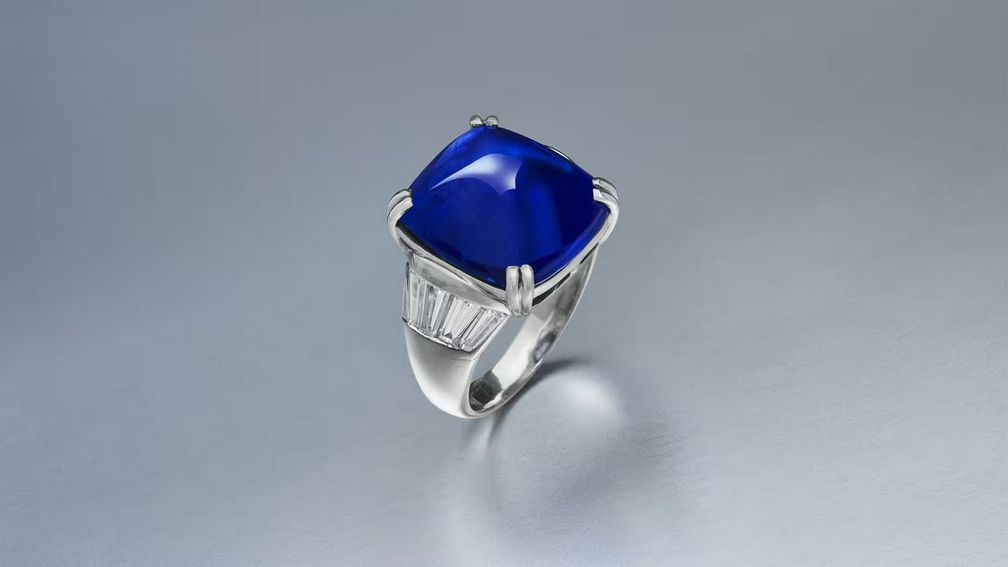 Платиновое кольцо с кашмирским сапфиром огранки кабошон весом 16,58 карата и коническими бриллиантами багетной огранки было продано за 1 миллион долларов на онлайн-торгах ювелирных изделий Christie’s. Предварительная оценка кольца составляла от 800 000 до 1,2 миллиона долларов