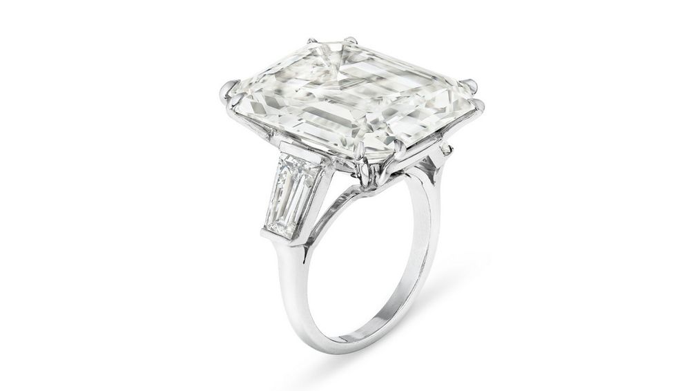 Платиновое кольцо с бриллиантом изумрудной огранки цвета J весом 24,99 карата и коническими бриллиантами багетной огранки