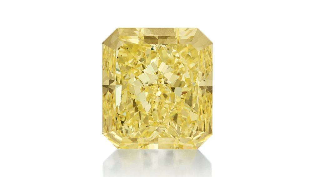 Кольцо с крупным желтым бриллиантом продано на аукционе Sotheby’s в Женеве